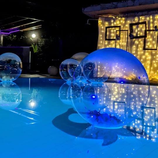 Piscina illuminata di sera