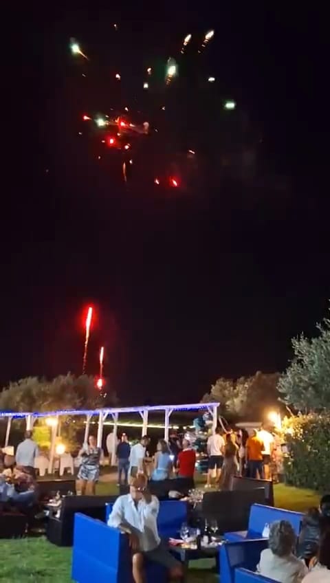 Spettacolo pirotecnico a bordo piscina