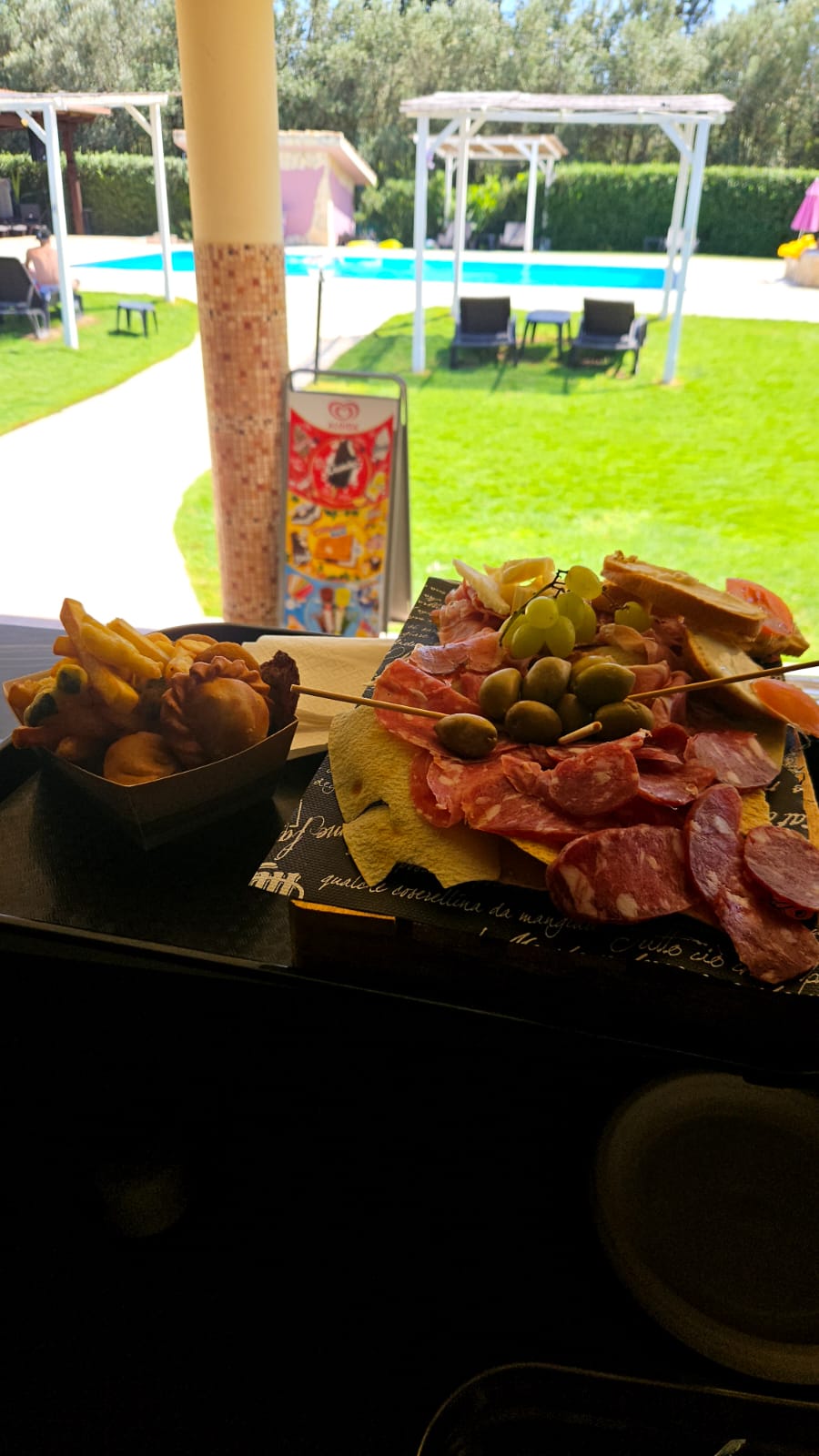 Tagliere di salumi e formaggi con olive