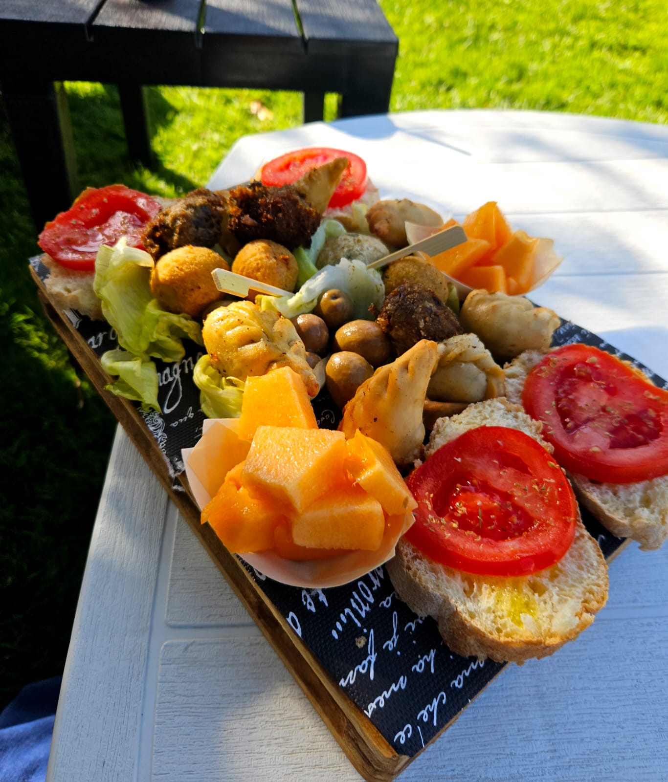 Tagliere di antipasti con bruschette e frutta
