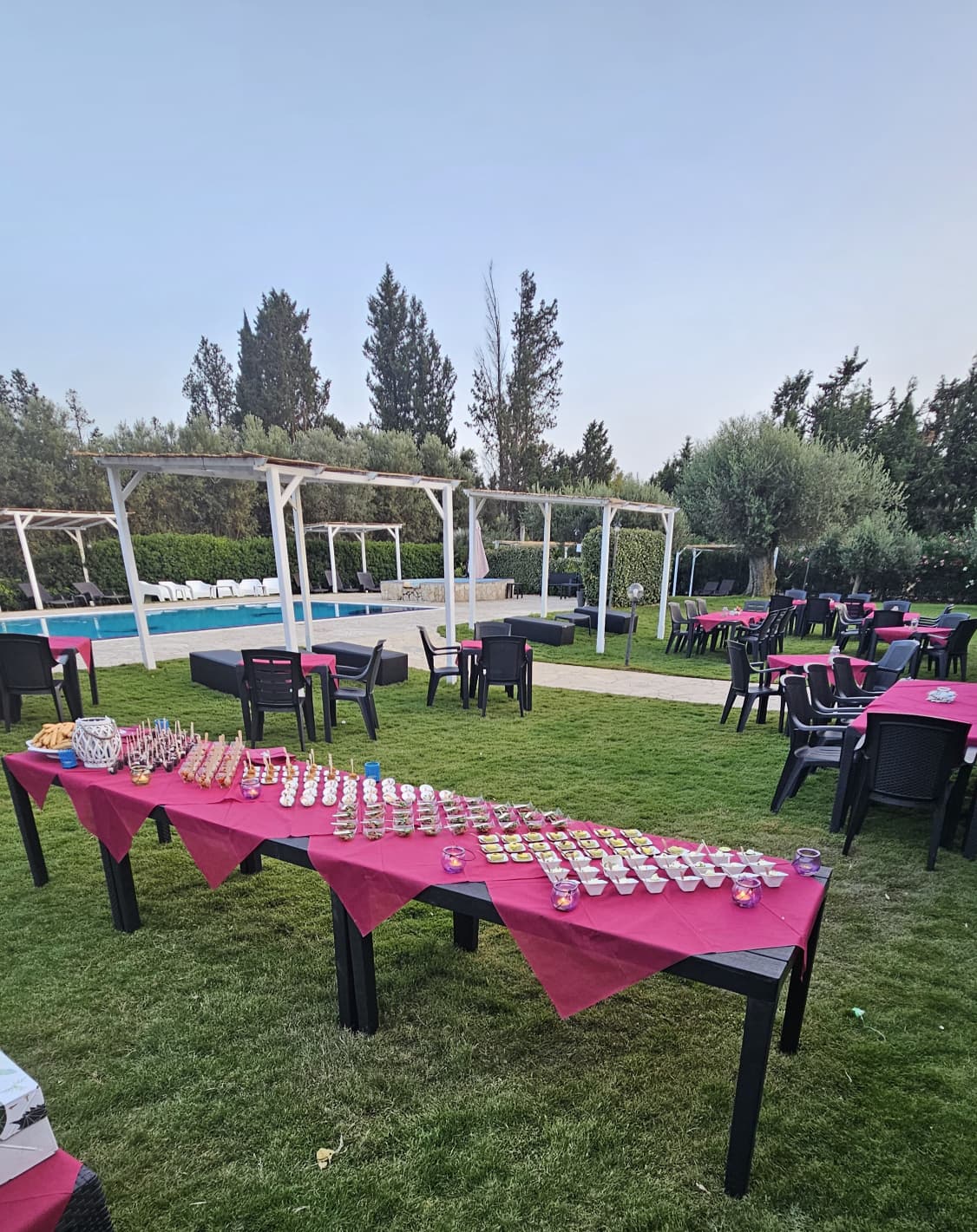 Tavoli allestiti con tovaglie fucsia per evento