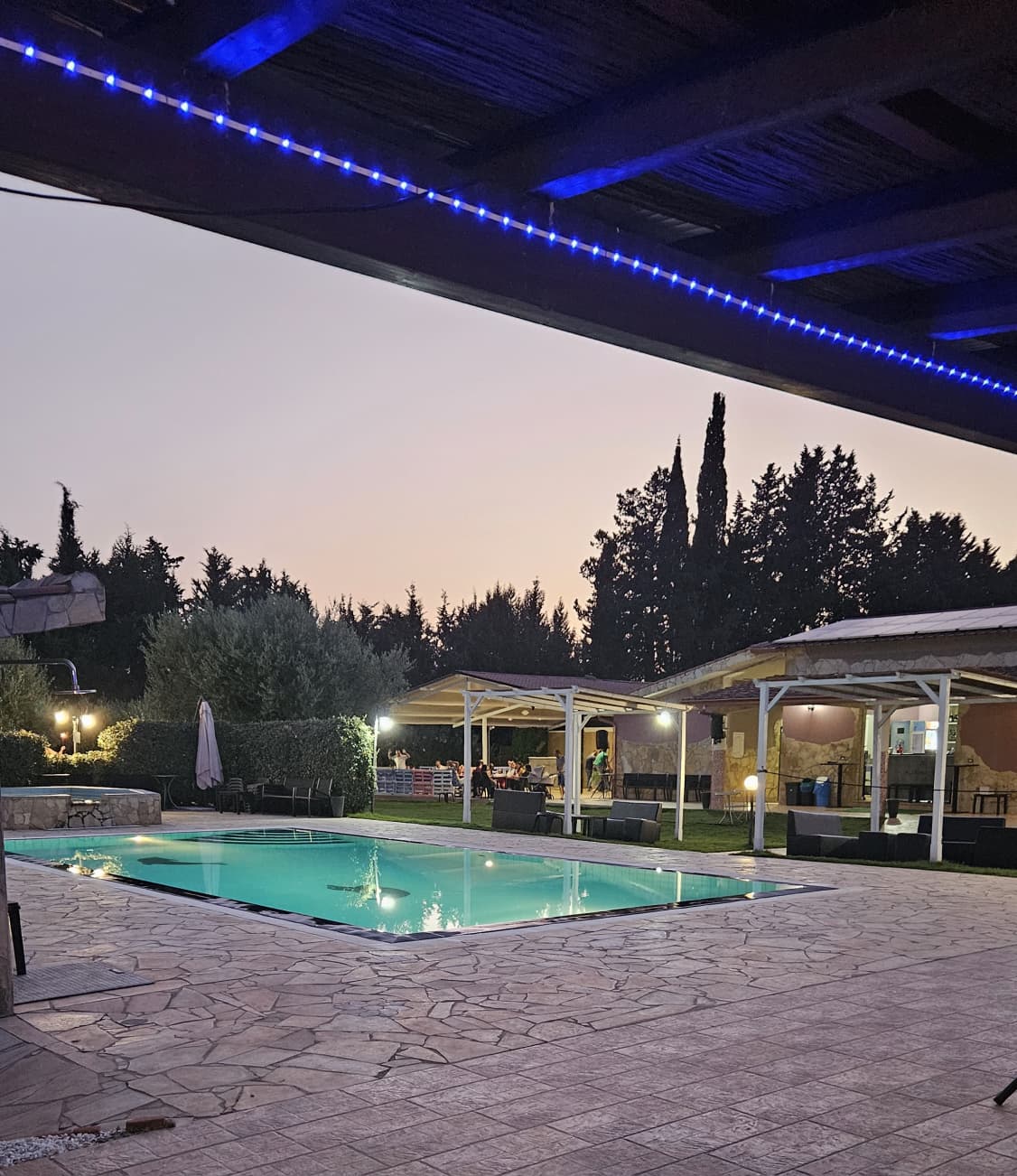 Piscina al crepuscolo con illuminazione LED blu