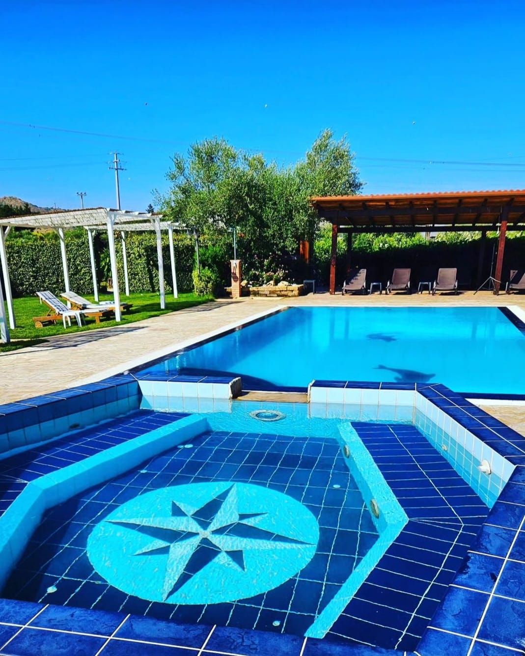 Decorazione con sfere luminose in piscina